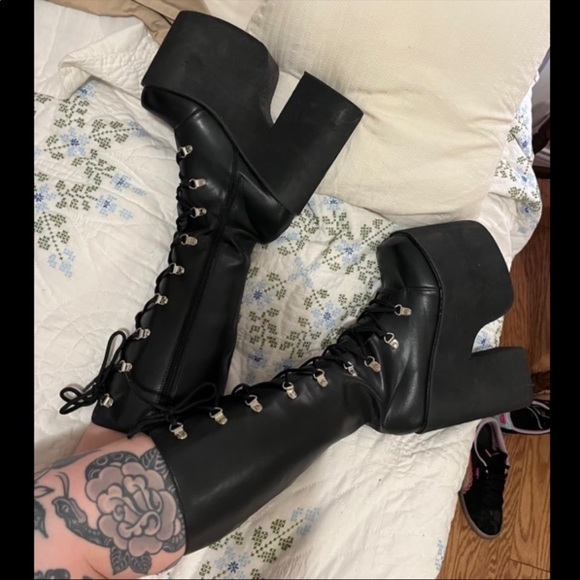 🎱SOLD🎱  Black platform lace up boots - Picture 1 of 5